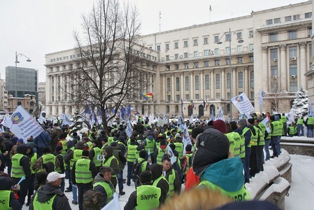 Poliţiştii şi angajaţii din penitenciare care au protestat în faţa MAI au pornit în marş spre Piaţa Victoriei - VIDEO