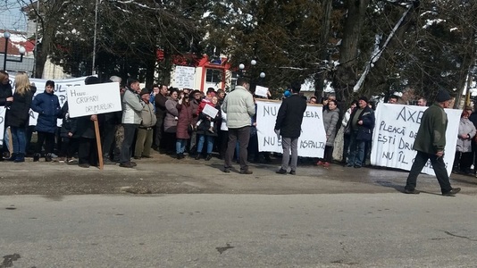 Sute de arădeni au organizat un protest insolit faţă de gropile de pe drumul spre staţiunea Moneasa -  FOTO

