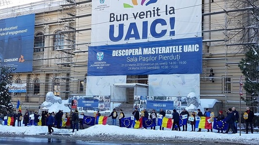 Manifestaţie împotriva lui Tudorel Toader la Universitatea Alexandru Ioan Cuza din Iaşi: ”Tudorel nu eşti ieşean, marş la Dragnea-n Teleorman” - FOTO, VIDEO