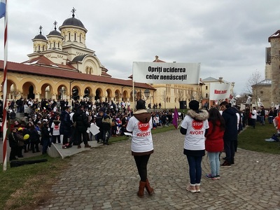 "Marşuri ale vieţii" în Bucureşti şi în mai multe oraşe din ţară: mesaje anti-avort şi în favoarea familiei tradiţionale - FOTO, VIDEO