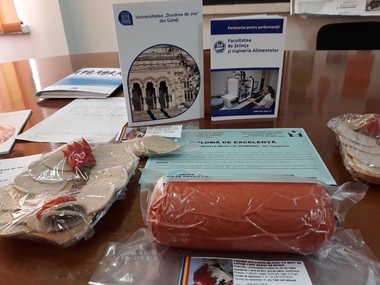 Parizer cu şrot de cătină, realizat de o echipă de profesori din Galaţi. FOTO
