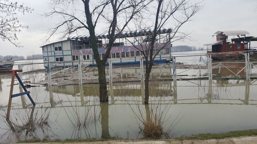 Galaţi: Dunărea a atins un nivel de 580 de centimetri; apa a invadat unele zone de pe Faleza Inferioară. FOTO