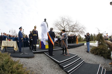 Statuie din bronz, de aproape trei metri înălţime, a lui Alexandru Marghiloman, dezvelită la Buzău, în prezenţa strănepoatei omului politic