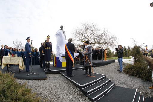 Statuie din bronz, de aproape trei metri înălţime, a lui Alexandru Marghiloman, dezvelită la Buzău, în prezenţa strănepoatei omului politic