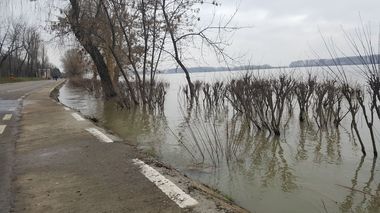 Trafic îngreunat pe mai multe artere din ţară, din cauza inundaţiilor, a lunecărilor de teren şi a ceţii dense