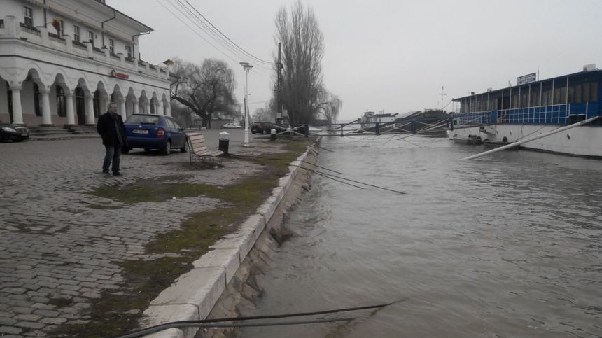Dunărea a atins cota de inundaţie, în Brăila; gurile de canalizare au fost supraînălţate cu tuburi de ciment umplute cu nisip         