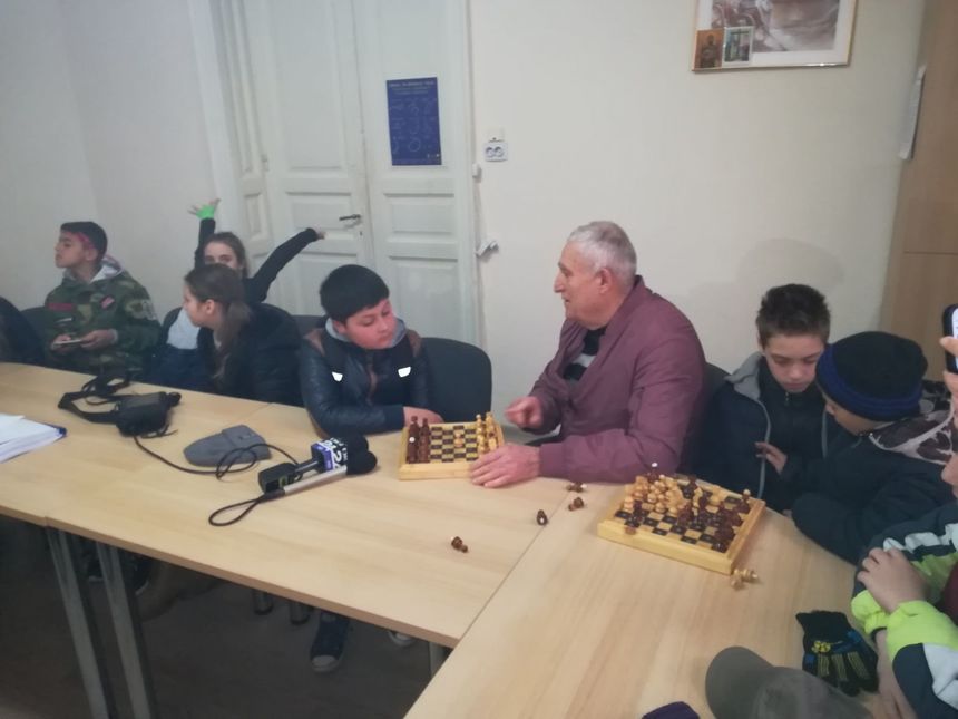 Galaţi: Zeci de copii au jucat şah cu persoane cu deficienţe de vedere