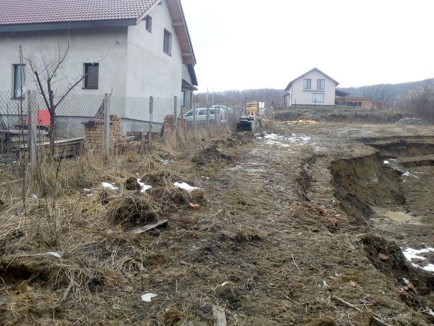 Prefectura Dâmboviţa: Alunecarea de teren de la Văleni Dâmboviţa a afectat 6,5 hectare de teren şi poate înregistra extinderi