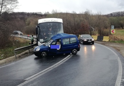 UPDATE Sibiu: Un autocar cu 40 de pasageri, implicat într-un accident pe DN 1. Pasagera din autoturismul care a intrat în autocar a murit; traficul se desfăşoară alternativ. VIDEO, FOTO