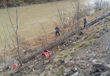 UPDATE Vâlcea: Maşină cu trei persoane, căzută în Olt. Pompierii au reuşit să scoată automobilul, în acesta fiind găsite trupurile a doi adulţi care nu au reuşit să se salveze. O fată de 13 ani a fost salvată de un trecător