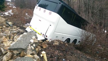 Şapte persoane, rănite după ce un autocar a ieşit în decor, în judeţul Braşov. FOTO