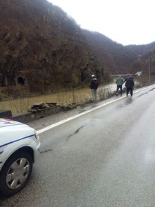 Vâlcea: Maşina căzută în Olt a fost găsită, dar încă nu s-a putut stabilit dacă sunt persoane în ea