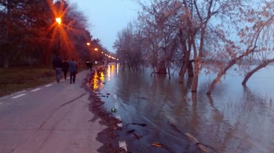Tulcea: Dunărea a inundat un drum judeţean care va fi închis; transportul oamenilor şi mărfurilor se va face doar pe cale navală
