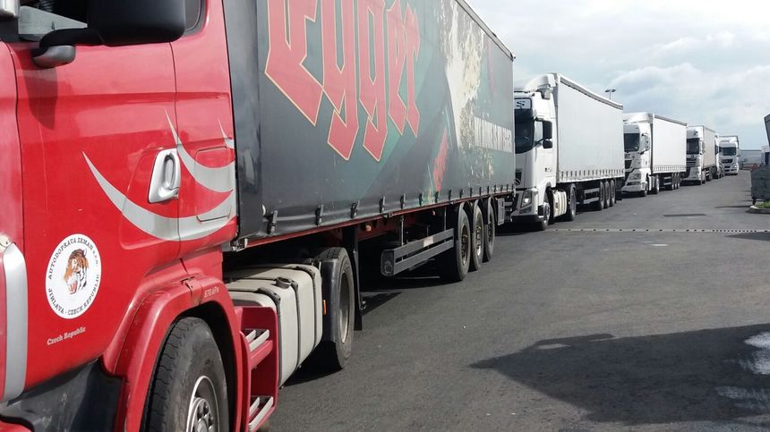 Autorităţile se aşteaptă la coloane mari de camioane la graniţa cu Ungaria, începând de luni seară, când se ridică restricţia de tranzit