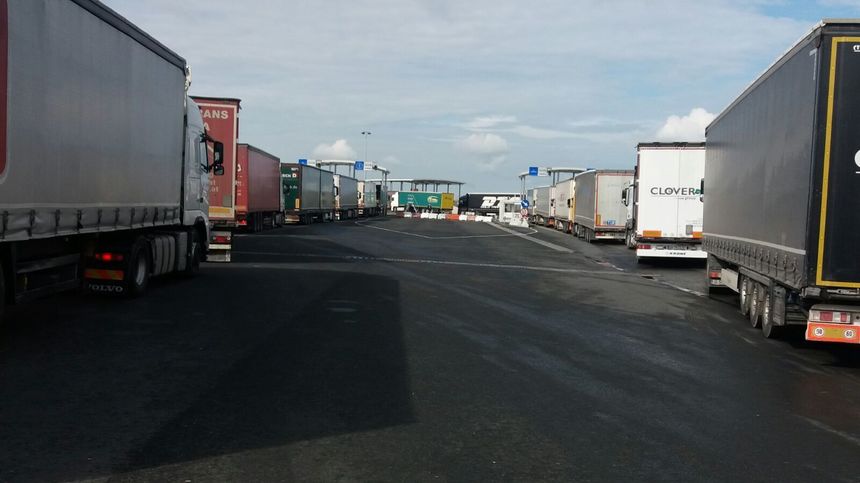 Sute de camioane aşteaptă până la opt ore în vămile din vest pentru a intra în Ungaria, după ridicarea restricţiilor