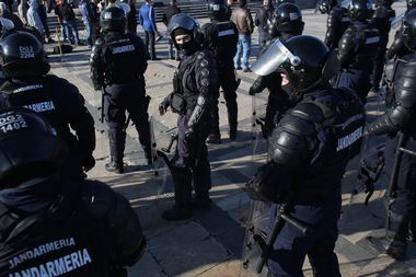 Comandantul Jandarmeriei: Încercăm de mulţi ani să înlocuim echipamentele vechi. Jandarmeria nu se înarmează, ci încearcă să schimbe un armament din 1974