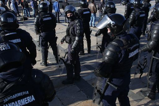 Comandantul Jandarmeriei: Încercăm de mulţi ani să înlocuim echipamentele vechi. Jandarmeria nu se înarmează, ci încearcă să schimbe un armament din 1974