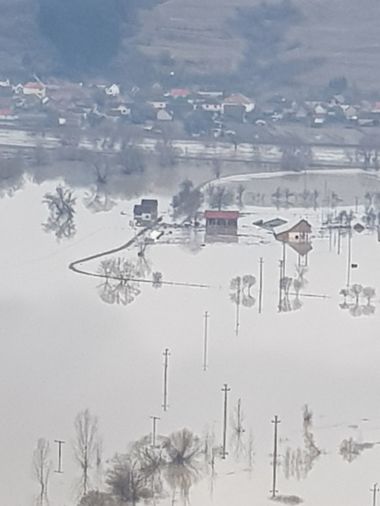 Materiale de construcţii, paturi, saltele, pături şi alte ajutoare de urgenţă pentru oamenii afectaţi de inundaţii din judeţele Buzău, Dâmboviţa, Prahova, Teleorman şi Vâlcea