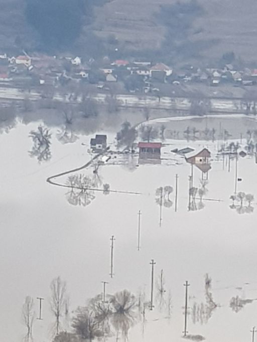 Materiale de construcţii, paturi, saltele, pături şi alte ajutoare de urgenţă pentru oamenii afectaţi de inundaţii din judeţele Buzău, Dâmboviţa, Prahova, Teleorman şi Vâlcea