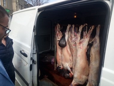 Constanţa: Comisarii de la Protecţia Consumatorilor au descoperit că într-o piaţă era vândută carne de miel direct din autoturisme, la temperaturi de peste 20 de grade Celsius - FOTO


