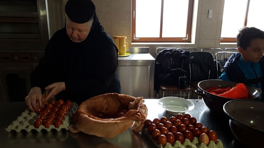 Măicuţele dintr-o mănăstire de lângă Timişoara au vopsit peste o mie de ouă roşii prin metode tradiţionale, cu foi de ceapă - FOTO
