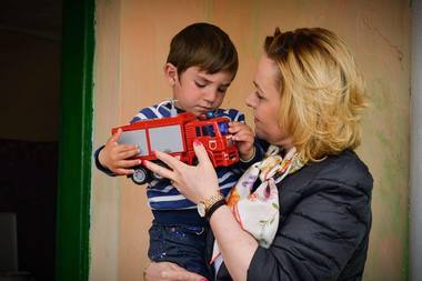 Carmen Dan, în Teleorman, la copilul salvat după zece ore de pompieri după ce a căzut într-un puţ: Îi doresc lui Dănuţ să răzbească prin viaţă cu aceeaşi îndârjire cu care a luptat, în urmă cu un an, pentru supravieţuire