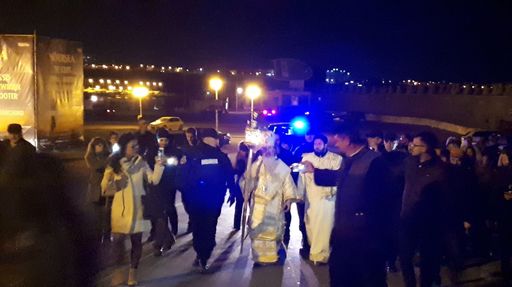Constanţa: Mii de credincioşi au participat la Slujba de Înviere de la Catedrala Arhiepiscopală. Lumina Sfântă a fost adusă de pe mare