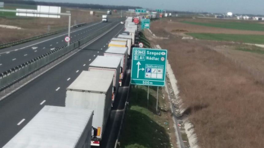 Coloană de camioane de aproximativ cinci kilometri la ieşirea din ţară prin PTF Nădlac II, unde se aşteaptă trei ore pentru control. FOTO