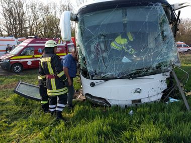 UPDATE - Grav accident de circulaţie în Teleorman, după ce un microbuz şi un autoturism s-au ciocnit. IGSU: 15 persoane implicate: una a decedat, nouă au fost rănite şi cinci au refuzat transportul la spital FOTO/ VIDEO