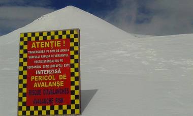 Avertisment al salvamontiştilor: Temperaturile ridicate din această perioadă favorizează producerea avalanşelor. FOTO
