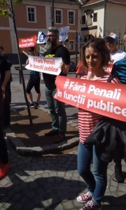 Câteva zeci de persoane au participat la un flash-mob în Sibiu dedicat statului de drept şi luptei anticorupţie - VIDEO