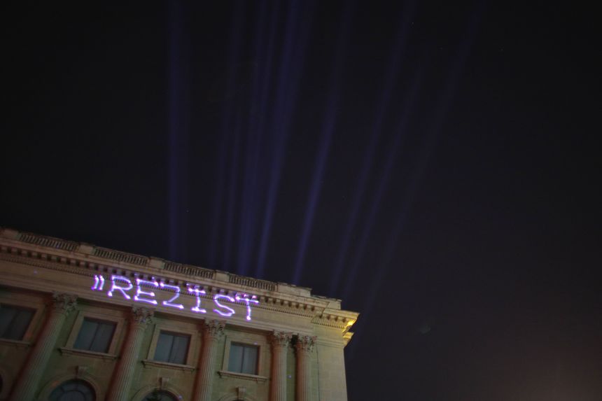 Protest cu proiecţie de lumini pe faţada Muzeului de Artă din Capitală, anunţat pentru duminică seară
