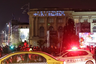 Protest cu mesaje proiectate pe faţada Muzeului Naţional de Artă: MAI - Ministerul Apărării Infractorilor, #rezist şi "Vă vedem" - FOTO, VIDEO