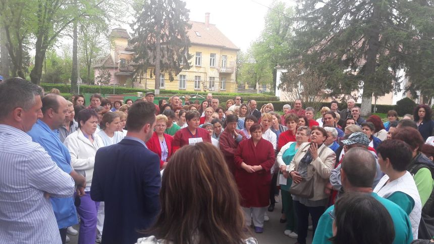 Peste o sută de salariaţi ai Spitalului de Psihiatrie din Sibiu au protestat în curtea unităţii, nemulţumiţi că au primit salariile cu întârziere şi fără sporuri