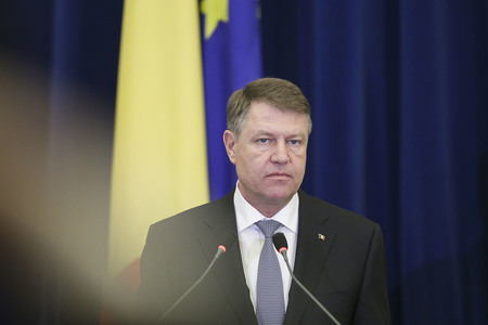 Iohannis, la ceremonia de decorare a unor medici şi spitale: Sunt spitale care, în ciuda greutăţilor cu care se confruntă sistemul sanitar, reuşesc, prin efortul cadrelor medicale, să ofere servicii de calitate. Sunteţi exemple de profesionalism