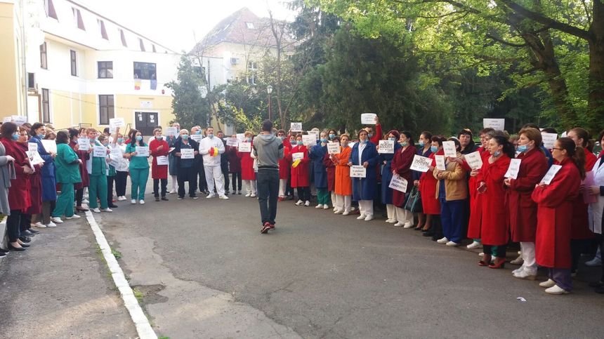 Protest la Spitalul de Pneumoftiziologie din Sibiu; 40 la sută dintre angajaţi au primit salariile micşorate cu sume cuprinse între 100 şi 1.200 de lei. VIDEO