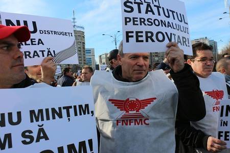 Sute de angajaţi ai CFR Marfă au protestat în faţa Ministerului Transporturilor şi apoi au ajuns în marş la Guvern, cerând investiţii în infrastructura feroviară - VIDEO