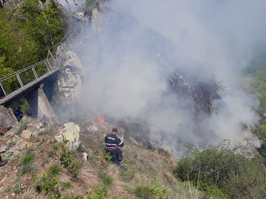 IGSU: Forţe suplimentate pentru stingerea incendiului de la Cetatea Poenari; intervenţia este dificilă din cauza suprafeţei mari, accesului dificil şi a resurselor limitate de apă. VIDEO