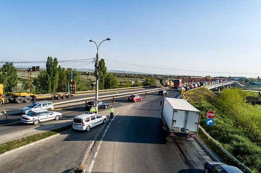 Buzău: Coloane de maşini de câţiva kilometri după închiderea podului de la Mărăcineni pentru reparaţii - FOTO