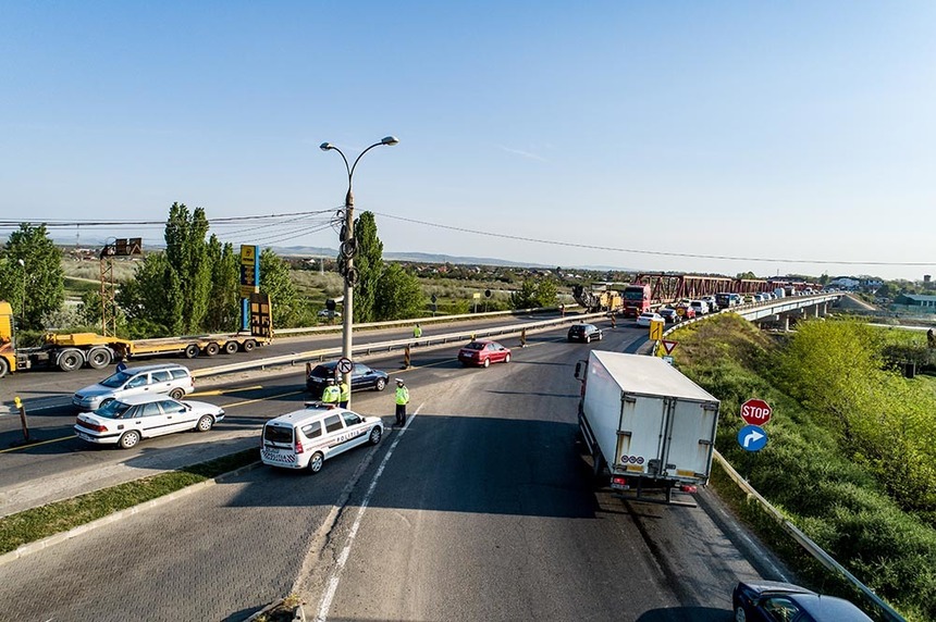 Buzău: Coloane de maşini de câţiva kilometri după închiderea podului de la Mărăcineni pentru reparaţii - FOTO
