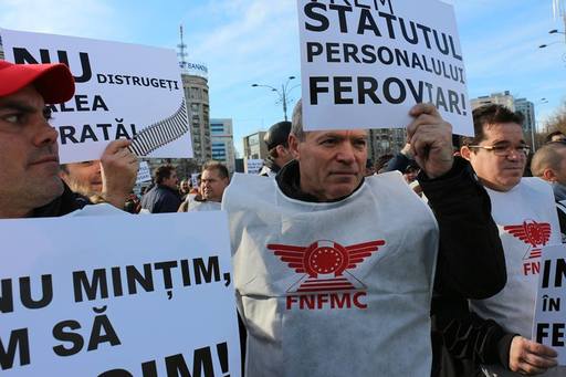 Un nou protest al angajaţilor CFR, în faţa Ministerului Transporturilor; ei cer investiţii în infrastructura feroviară