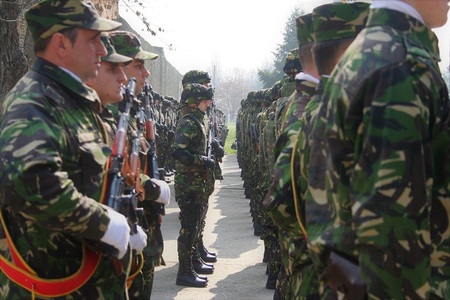 Iohannis, de Ziua Forţelor Terestre: Armata noastră este unul dintre pilonii pe care s-au consolidat independenţa şi suveranitatea naţională