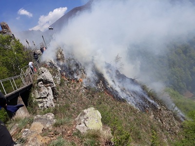 IGSU: Două elicoptere cu dispozitive Bambi Bucket acţionează în tandem pentru stingerea incendiului de la Cetatea Poenari. VIDEO