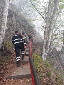 IGSU: În urma recunoaşterii realizate cu ajutorul elicopterului, nu au mai fost identificate fumegaţii la incendiul de la Cetatea Poenari. VIDEO