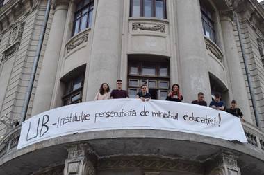 Ministerul Educaţiei îl contrazice pe rectorul Universităţii Bucureşti: Realocarea locurilor bugetate este legală între programele de studii ale unei facultăţi sau între facultăţi