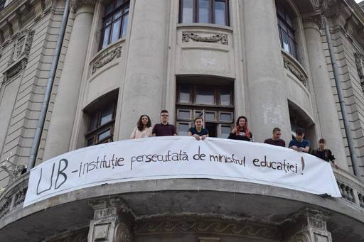 Ministerul Educaţiei îl contrazice pe rectorul Universităţii Bucureşti: Realocarea locurilor bugetate este legală între programele de studii ale unei facultăţi sau între facultăţi
