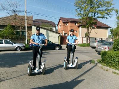 Poliţiştii locali din Timişoara patrulează, în premieră, pe pistele de biciclete cu segway-uri; a fost reluată şi patrularea cu şalupa pe Bega 
