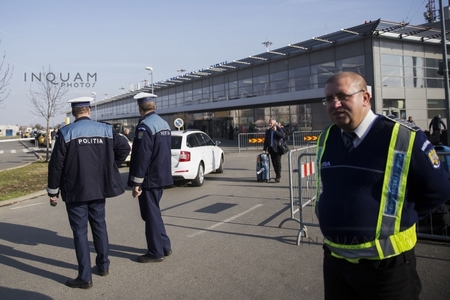 Bărbatul şi copilul care au vrut să fure o maşină de pe Aeroportul Sibiu doreau să ajungă în Germania unde lucrează mama băiatului