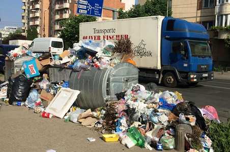 Măsuri pentru evitarea unei epidemii, după ce pe străzile din Arad s-au adunat cantităţi mari de gunoaie în urma schimbării firmei de salubrizare - FOTO