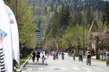 Mii de turişti petrec minivacanţa de 1 Mai pe Valea Prahovei. Costul mediu al distracţiei - 700 de lei de persoană